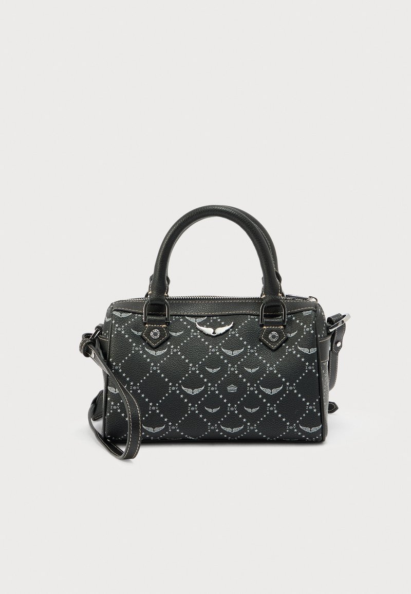 Melna ādas soma ar strukturētu formu, sudraba akcentiem, dekoratīviem rakstiem un diviem rokturiem; ietver noņemamu plecu siksnu.