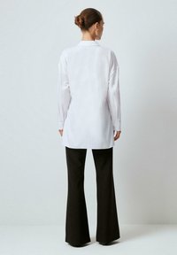 Touché Privé ASYMMETRICAL CUT WAIST - Chemisier - white