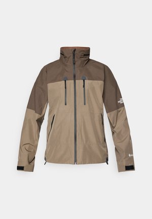 Giacca impermeabile marrone e beige con chiusure a zip, colletto alto, due tasche al petto e due tasche laterali con zip, polsini regolabili e loghi del marchio sulle maniche.