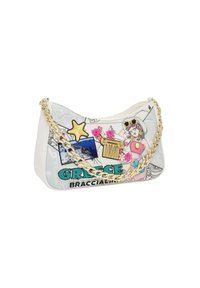 Sac à main blanc de forme courbe, orné d'illustrations colorées sur le thème des voyages, d'une chaîne dorée et de motifs floraux en relief.
