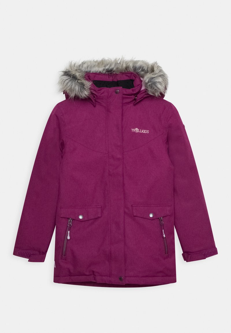 Chaqueta de invierno fucsia con capucha forrada de piel sintética, cremallera frontal y dos bolsillos laterales. La tela presenta una superficie suave y texturizada.