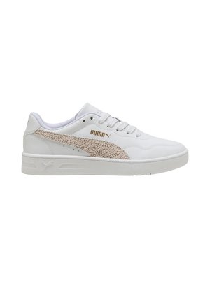 Zapatilla blanca Puma con franja beige con manchas, cordones blancos y logotipo beige de Puma al lado, mostrada sobre un fondo blanco liso.