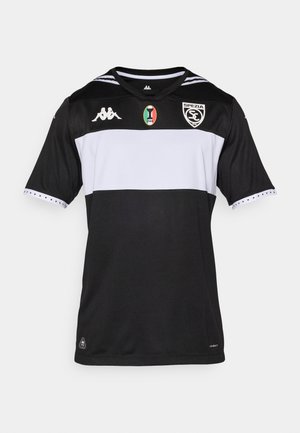 Musta-valkoinen urheilu-paita, jossa on lyhyet hihat, V-pääntie, vaakasuora valkoinen raita, Kappa-logo ja seuran tunnus. Teksturoitu kangas korostusyksityiskohdilla.