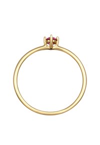 Guldring med en glat skabelon, der har en rød ædelsten indsat i en kroneindstilling. Simpelt design med poleret overflade og rund form.