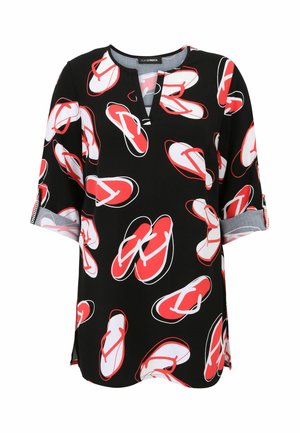 Schwarzes Shirt mit einem auffälligen Flip-Flop-Muster in Rot und Weiß. Kurze Ärmel mit umgeschlagenen Bündchen und V-Ausschnitt. Glatter Stofftextur.