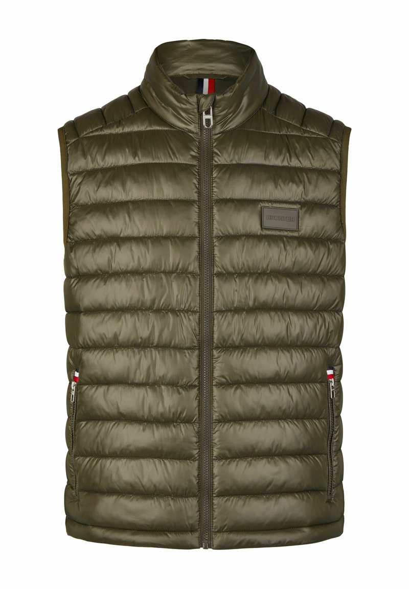Olivgrüne gepolsterte Weste mit hohem Kragen, Frontreißverschluss und Seitentaschen. Mit einem Logo-Patch auf der Brust und strukturiertem Steppdesign.