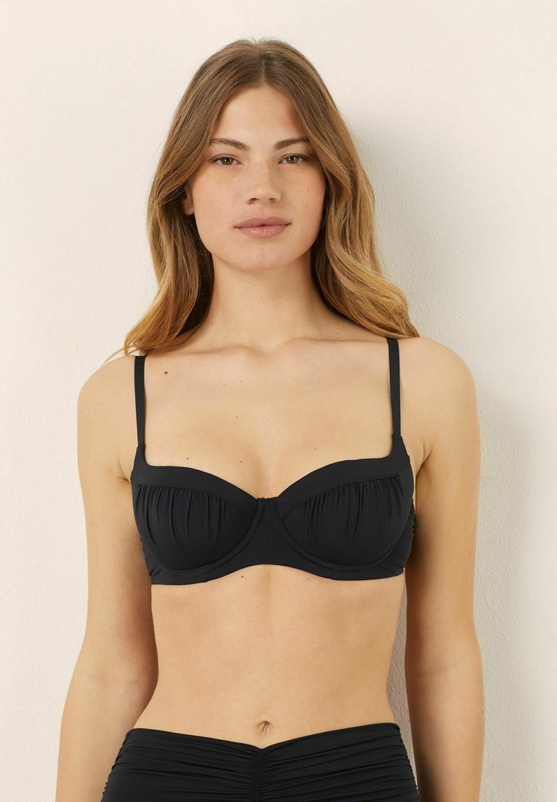 Svart bikinibH med underwire, veckade detaljer, tunna justerbara band och en slät yta. Lämplig för badkläder.