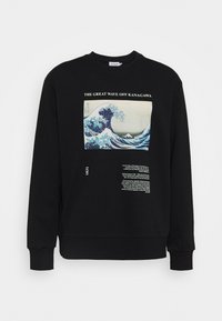 Sudadera negra con un gráfico de ola en azul y blanco acompañado de texto en japonés, y un bloque de texto detallado debajo. Tejido suave, diseño de cuello redondo.