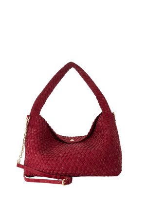Rode geweven leren handtas met korte handgreep en afneembare lange riem met gouden ketting en gespdetail.
