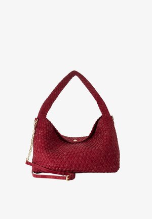 Rote gewebte Lederhandtasche mit kurzem Griff und abnehmbarem langen Riemen mit goldener Kette und Schnallendetail.