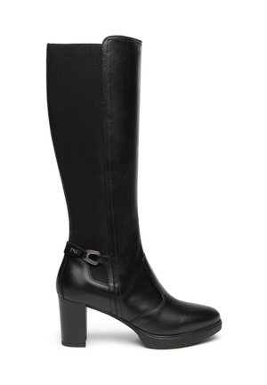 Botte en cuir noire montant jusqu'au genou avec un talon bloc, un panneau arrière élastique et une boucle métallique décorative sur le côté.