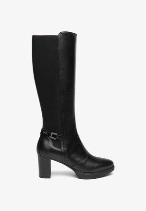 Bota negra de cuero hasta la rodilla con tacón bloque, panel trasero elástico y hebilla metálica decorativa en el lateral.