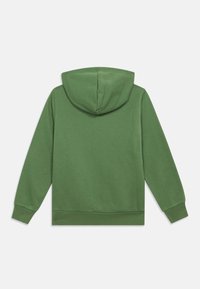 Vihreä huppari, joka on valmistettu pehmeästä kankaasta, varustettu nyöripäisellä hupulla, ribbaetuilla hihoilla ja rento muotoilu. Takapuoli on sileä ilman graafisia kuvastoja.