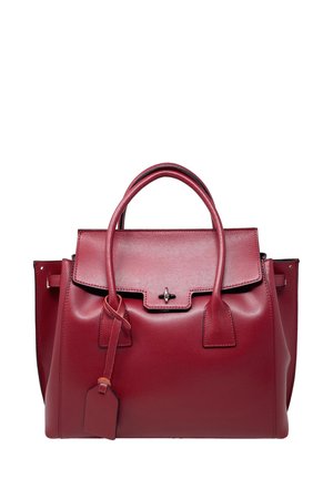 Borsa a mano in pelle rossa con un design strutturato, manici superiori, chiusura a pattina e un'etichetta bagaglio attaccata. Texture liscia con cuciture in rilievo.