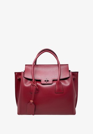 Borsa a mano in pelle rossa con un design strutturato, manici superiori, chiusura a pattina e un'etichetta bagaglio attaccata. Texture liscia con cuciture in rilievo.