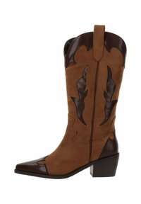 Bota vaquera de ante marrón con acentos oscuros texturizados, punta afilada y tacón cuadrado.
