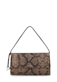 Bruine clutch met slangenprint en een getextureerd oppervlak, voorzien van een klep met sluiting en een enkele schouderriem. Zilverkleurige details verfraaien het ontwerp.