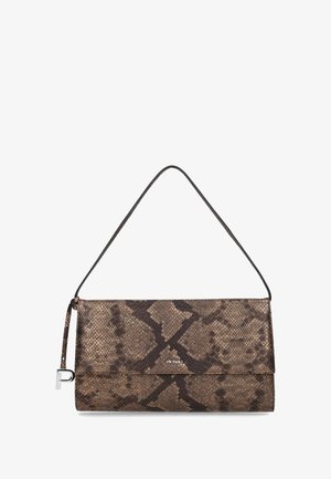 Braune Clutch mit Schlangenprägung, strukturiertem Außenmaterial, Klappverschluss und einem einzelnen Schulterriemen. Silberne Metallakzente runden das Design ab.