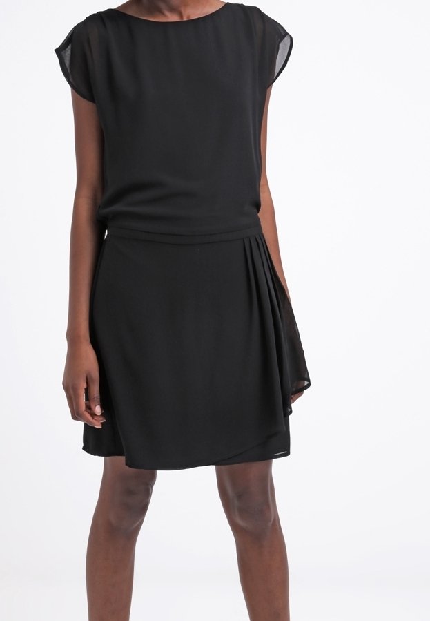 Robe noire courte avec des manches courtes, en tissu doux, décolleté rond et plis détaillés sur un côté, mettant en valeur une taille ajustée.
