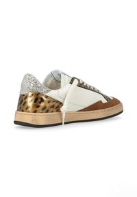 Sneaker con tomaia in pelle bianca, dettagli in suede marrone, decorazioni in stampa leopardata e un tacco glitterato. Suola in gomma nera.