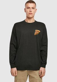 Schwarzes Langarmshirt aus Baumwolle mit einem bunten Pizzagrafik auf der linken Brust. Es hat einen lässigen Schnitt und einen Rundhalsausschnitt.