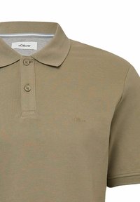 Tanfarbendes Poloshirt aus strukturiertem Stoff, mit Kragen, zwei kleinen Knöpfen und einem dezenten s.Oliver-Logo auf der Brust.