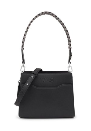 Czarna torebka skórzana o fakturze z wytłoczonym logo "TOUS", z odpinanym paskiem na ramię oraz plecioną rączką u góry.