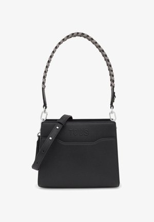Bolso de cuero negro texturizado con el logo "TOUS" grabado, que cuenta con una correa de hombro desmontable y un asa trenzada en la parte superior.