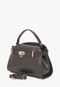 Sac à main en cuir marron foncé avec une poignée supérieure, une fermeture à clips dorée et une bandoulière réglable amovible posée à côté.