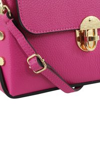 Fuchsia Lederhandtasche mit strukturierter Form, goldfarbenen Beschlägen und Klappverschluss. Verfügt über einen abnehmbaren Riemen und eine strukturierte Außenfläche.