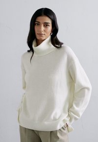 Filippa K RELAXED TURTLE NECK - Striktrøje - offwhite