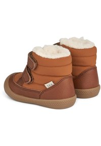 Scarpe per bambini di colore marrone con un morbido rivestimento bianco, parte superiore trapuntata e chiusura con strap in Velcro. Suola in gomma con grip testurizzato.