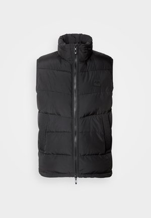 Gilet imbottito nero con colletto alto, chiusura frontale con zip e pannelli laterali textured. Motivo a rombi su tutta la superficie e dettagli di branding minimi.