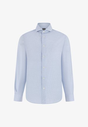 Chemise habillée bleu clair à manches longues avec patte de boutonnage, col à pointes étalées et poignets boutonnés, présentée sur un fond blanc.