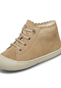 Zapatilla alta de ante beige con bordes acanalados, cordones beige, ojales de metal y una suela de goma texturizada.