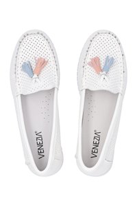 Weiße, perforierte Slipper mit kontrastierenden Quasten in Pink und Blau, mit gesteppten Kanten und einer glatten Gummisohle.