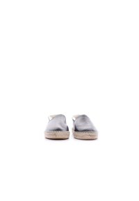 Espadrilles de cuero negro con punta redonda, suela de cuerda tejida en yute y lados abiertos para transpirabilidad. Textura suave, diseño minimalista.
