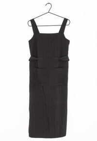 Musta hihaton mekko leveillä olkaimilla, kaksi etutaskua ja vyöyksityiskohta, riippumassa mustalla metallihenkariin valkoista taustaa vasten.