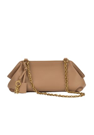 Borsa a mano in pelle marrone chiaro con una lunga tracolla a catena dorata e anello dorato e ciondolo a forma di lettera attaccati al lato.