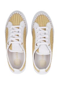 Weiße Sneakers mit einem geflochtenen, strohähnlichen Obermaterial, flachen weißen Schnürsenkeln und goldenen Akzenten an den Ösen, sowie einer glatten Gummisohle.