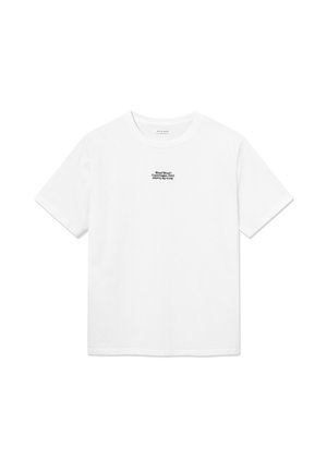 T-shirt blanc à manches courtes avec un petit texte noir imprimé à l'envers et à l'endroit au centre devant, près de l'encolure.