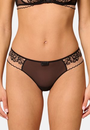 Simone Pérèle Thong - light tatoo