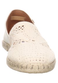 Espadrille blanche à enfiler en crochet avec semelle en jute tressée et sangle élastique à l'intérieur de la doublure de talon en cuir marron.