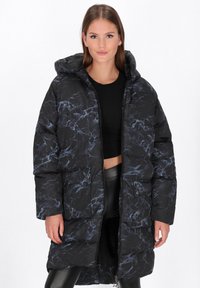 Schwarze Puffjacke mit einem Marmor-Muster in blauen Farbtönen, ausgestattet mit einer Kapuze, Reißverschluss und zwei Fronttaschen. Glatte, gesteppten Textur.
