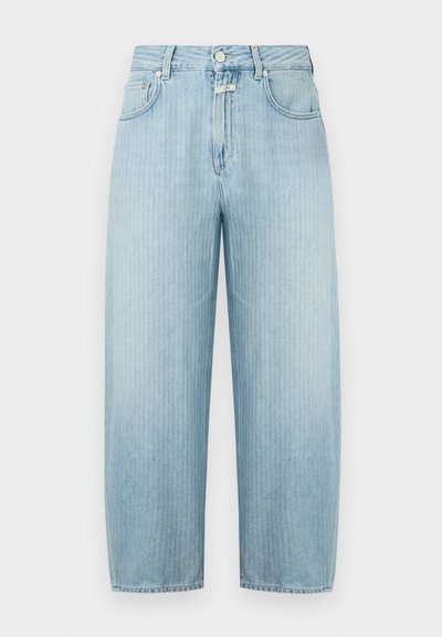 Jean en denim bleu clair à coupe droite, avec des rayures verticales, une fermeture à boutons et zip sur le devant, et un style à cinq poches.