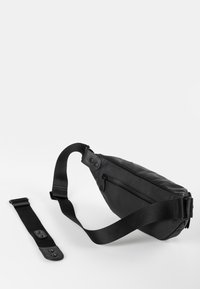 Schwarze Gürteltasche aus glattem Material, mit einem Reißverschlussfach, verstellbarem Gurt und Druckknopfverschlüssen für sicheren Sitz.