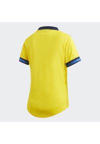 Gul kortærmet trøje med marineblå krave og blå striber på ærmerne; lavet af struktureret, åndbart stof.