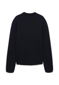Marineblauer Strickpullover mit langen Ärmeln und Kragen. Strukturierter Stoff und gerippter Saum, der ein einfaches, einfarbiges Design zeigt.