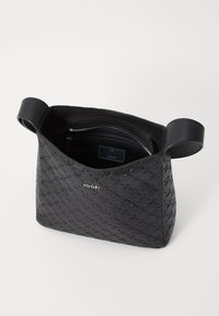 Borsa in pelle nera con una texture lavorata, due manici e una tasca interna con zip. Dettaglio del logo all'interno.