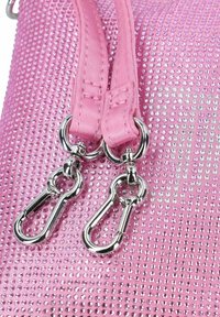 Borsa rosa con una superficie testurizzata di piccoli borchie lucide, con due clip in metallo argentato e manici in tessuto nella parte superiore.